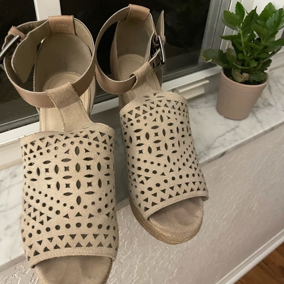 Marc Fisher perforated Hesina wedge - Picture 4 of 6